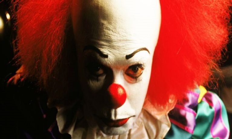 Tim-Curry-as-Pennywise-the-Clown-in-IT-1990