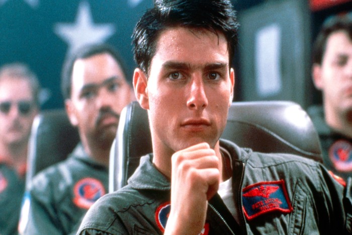  Top-Gun Top-Gun est un terme utilisé pour décrire un pilote de chasse d'élite dans l'armée de l'air. Il est souvent associé à des pilotes hautement qualifiés et expérimentés, ainsi qu'à des avions de combat de pointe. Le terme a été popularisé par le film américain du même nom, mettant en vedette Tom Cruise en tant que pilote de chasse de la 